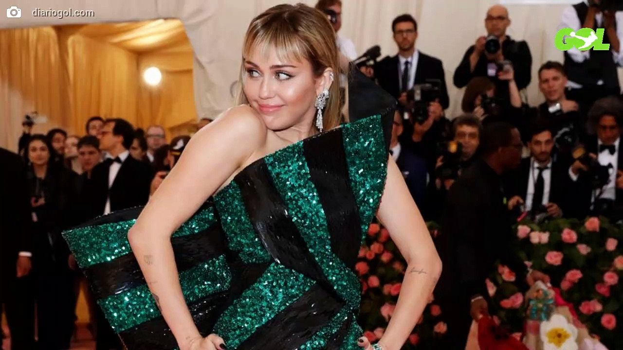 Miley Cyrus se hace este selfie bomba en el WC del hospital