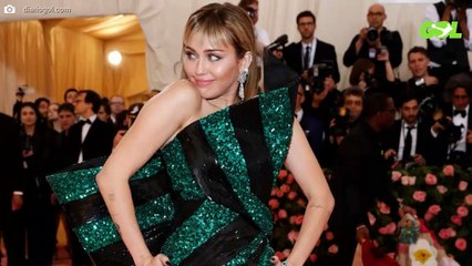 Miley Cyrus se hace este selfie bomba en el WC del hospital