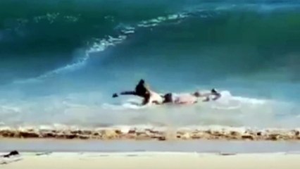 Vídeo viral: Esta mujer en bikini intenta tomarse sugerente foto, pero comete tremendo blooper