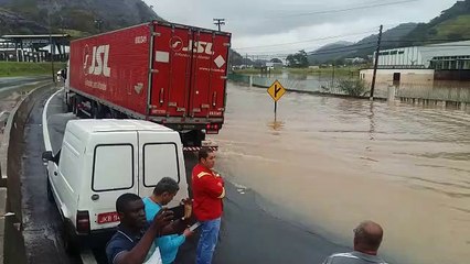 Alagamento por conta da chuva em Viana