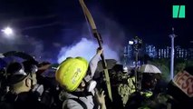 Javelots et flèches enflammées sont les nouvelles armes des manifestants à Hong Kong