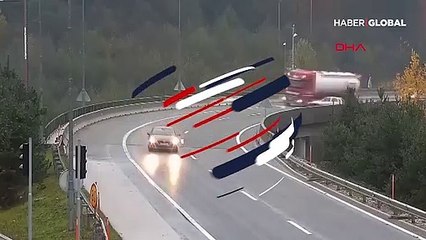 Kontrolü kaybeden otomobil TIR'ı köprüden böyle aşağı attı