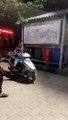 Régis prend une rampe avec son scooter