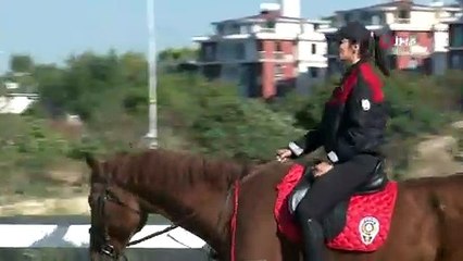 Atlı polislerin nefes kesen eğitimi havadan görüntülendi