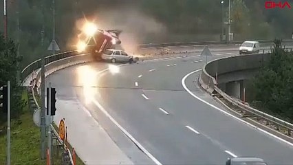 Akıllara durgunluk veren görüntü! Otomobil TIR'ı böyle köprüden attı
