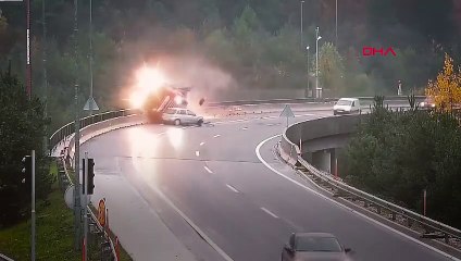 Virajı dönemeyen otomobil, TIR'ı köprüden attı