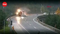 Korkunç kaza kamerada!; Virajı alamayan otomobil, tırı köprüden attı