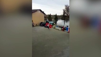 El cómico ejemplo de lo que no hay que hacer cuando sopla viento