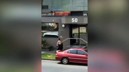 Con la autoestima por las nubes: pasea sin camisa por la calle y hace esto
