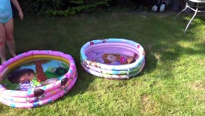 Disney Princesinha Sofia  - Sophia, Isabella e Alice Brincando na Piscina com os Brinquedos da Princesinha Sofia