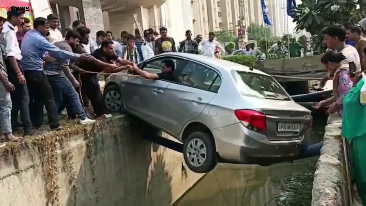 Une voiture en équilibre sur un tuyau étroit surplombant un fossé