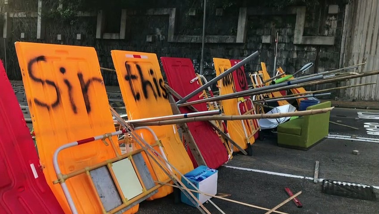 Demonstranten in Hongkong bauen riesiges Katapult