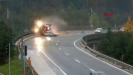 Görülmemiş kaza! Otomobil onlarca tonluk TIR'ı köprüden aşağıya itti...