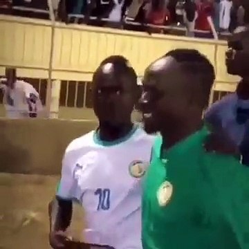 Communion avec les supporters, tout heureux Sadio Mané esquisse des pas de danse
