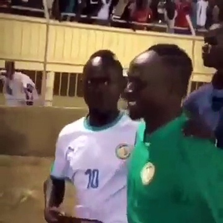Communion avec les supporters, tout heureux Sadio Mané esquisse des pas de danse