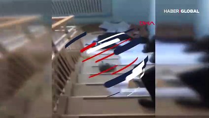 Okul müdürü öğrencilerin eşyalarını merdiven boşluğuna attı!