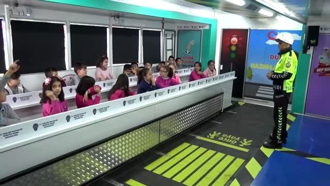 Minik yüreklere uygulamalı olarak trafik bilinci aşılanıyor