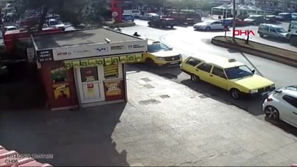 Zonguldak-otomobilin kadına çarpma anı güvenlik kamerasında