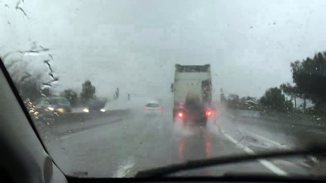 Intempéries : des flaques d'eau à l'entrée de Marseille sur l'A55
