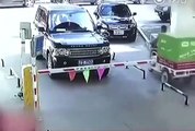 Un conducteur chinois devient fou et détruit la barrière d'un parking à coup de pelle