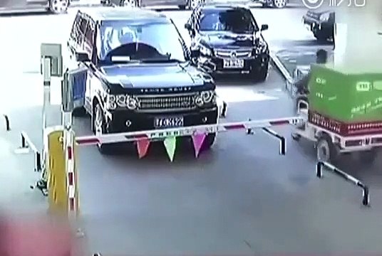 Un conducteur chinois devient fou et détruit la barrière d'un parking à coup de pelle