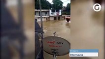 Moradores completamente ilhados por causa da chuva em Vila Betania, Viana