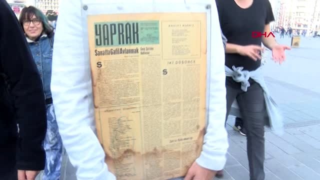 Orhan veli'nin ölüm yıl dönümünde şiirlerini okuyarak usta şairin mezarına yürüdüler