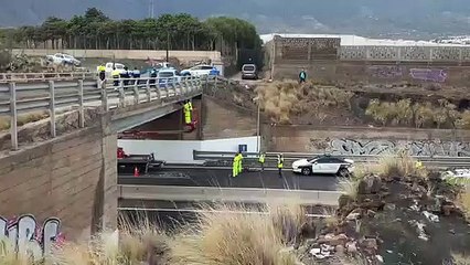 Desprendimientos en un puente de la TF-1 debido al paso de un camión