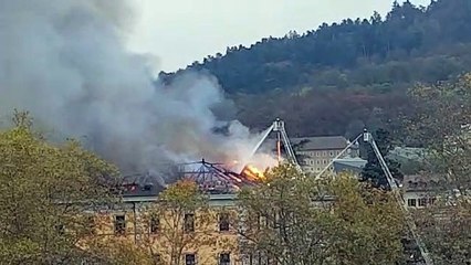Le toit de la mairie d'Annecy ravagé