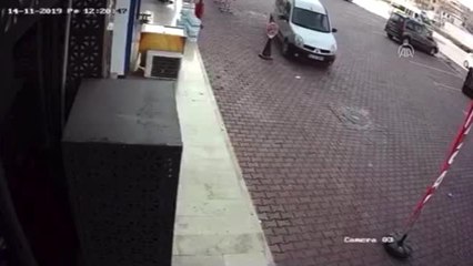 Araçta bırakılan 50 bin liranın çalınma anı güvenlik kamerasında