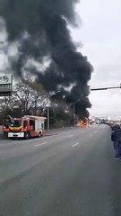 Un car de la compagnie Flixbus prend feu pour une raison encore inconnue sur le périphérique parisien - Aucune victime