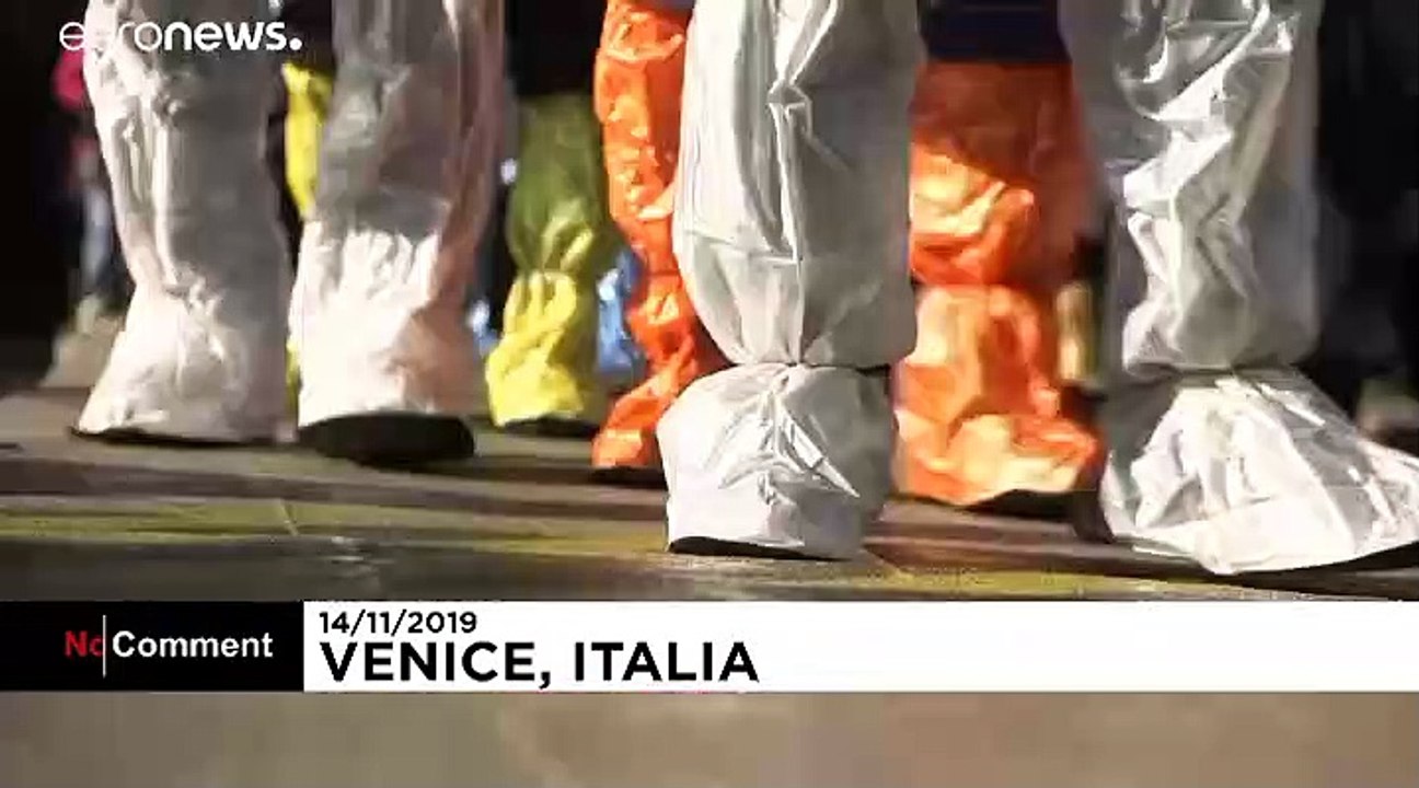 Venedig: Touristen trotzen dem Hochwasser