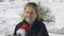Vecina y visitantes hablan de la nieve caída en Lunada (Burgos)