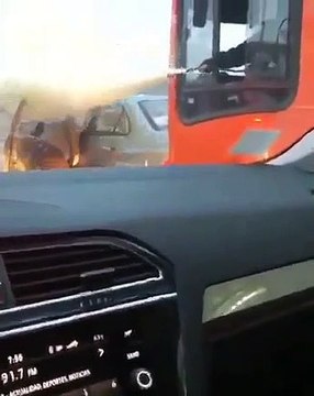 En plein milieu de la route, une bagarre éclate entre un chauffeur de bus et un automobiliste