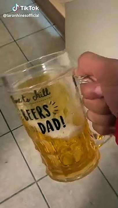 Blague avec une fausse bière - Vidéo Dailymotion