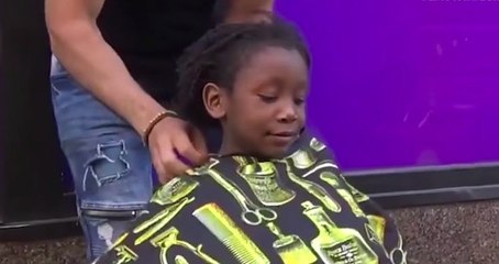 Ces deux hommes offrent des coupes de cheveux à des SDF : leur réaction va vous émouvoir !