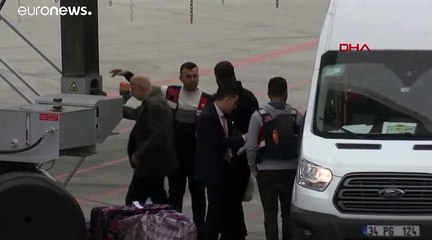 شاهد: تركيا ترحل سبعة من مقاتلي "الدولة الإسلامية" بينهم طفل الى برلين