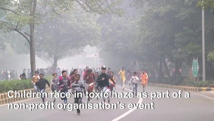 Children race in Delhi despite polluted air