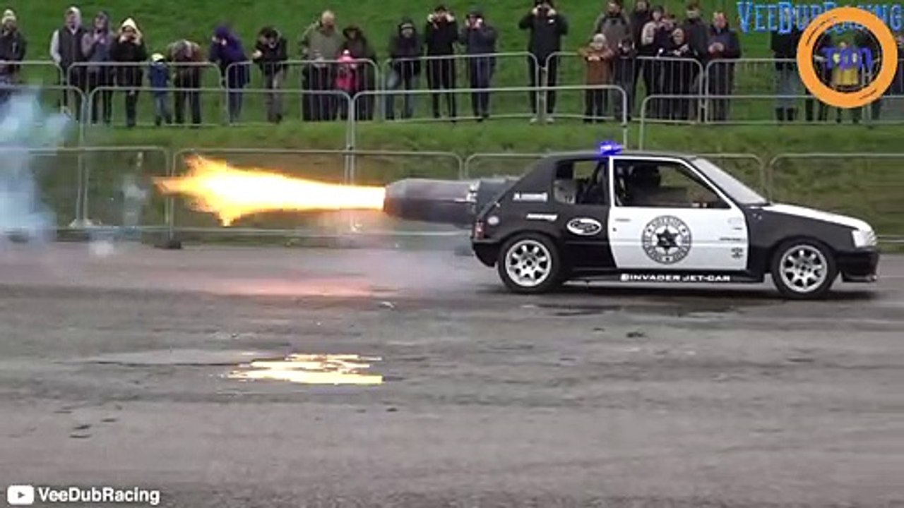 Quand une Peugeot 205 est équipée d'un réacteur d'avion de chasse, ça envoie du lourd !