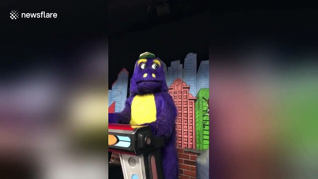 Chuck E. Cheese animatronic band seems to have a LOT of tension