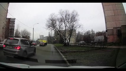 Elle se dispute avec son compagnon et finit éjectée du siège passager alors que la voiture roulait