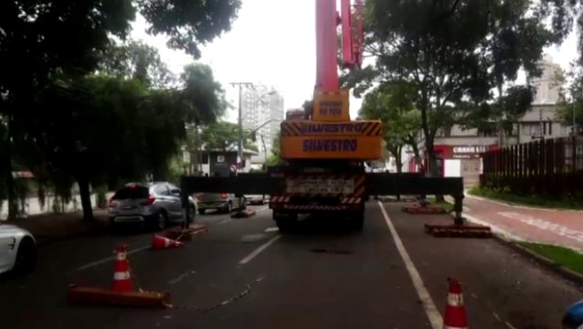 Guindaste interdita parcialmente Rua Minas Gerais, no centro