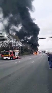 Un car de la compagnie Flixbus prend feu pour une raison encore inconnue sur le périphérique parisien - Aucune victime