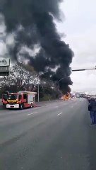 Un car de la compagnie Flixbus prend feu pour une raison encore inconnue sur le périphérique parisien - Aucune victime