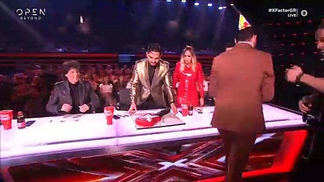 X Factor: Η έκπληξη για τα γενέθλια του Μάστορα και η τούρτα-υπερπαραγωγή