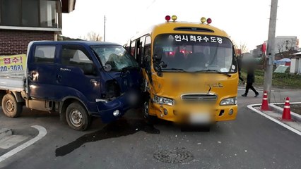 1톤 화물차, 태권도장 버스 들이받아 14명 부상 / YTN