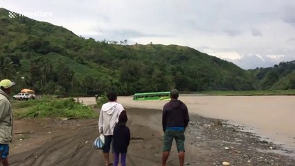 Un conducteur de bus scolaire prend beaucoup de risques pour traverser une rivière en crue... Risqué