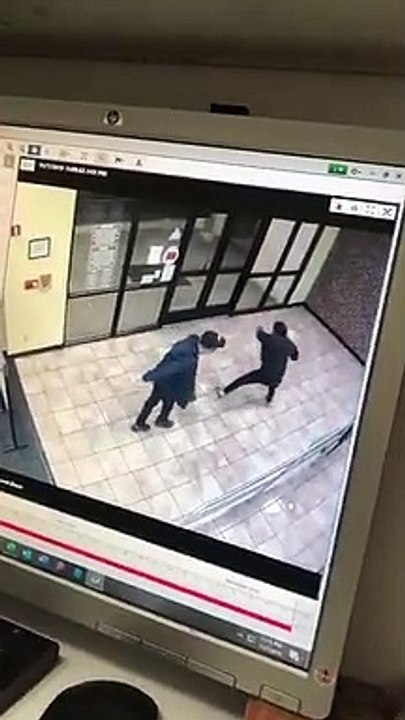 Ce couple s'amuse sur du verglas... Tellement drôle