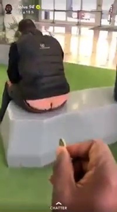 Il aurait mieux fait de remonter son jogging... Blague énorme