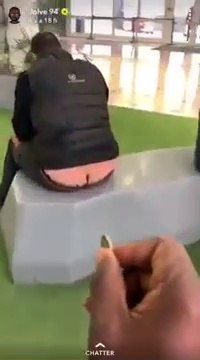 Il aurait mieux fait de remonter son jogging... Blague énorme